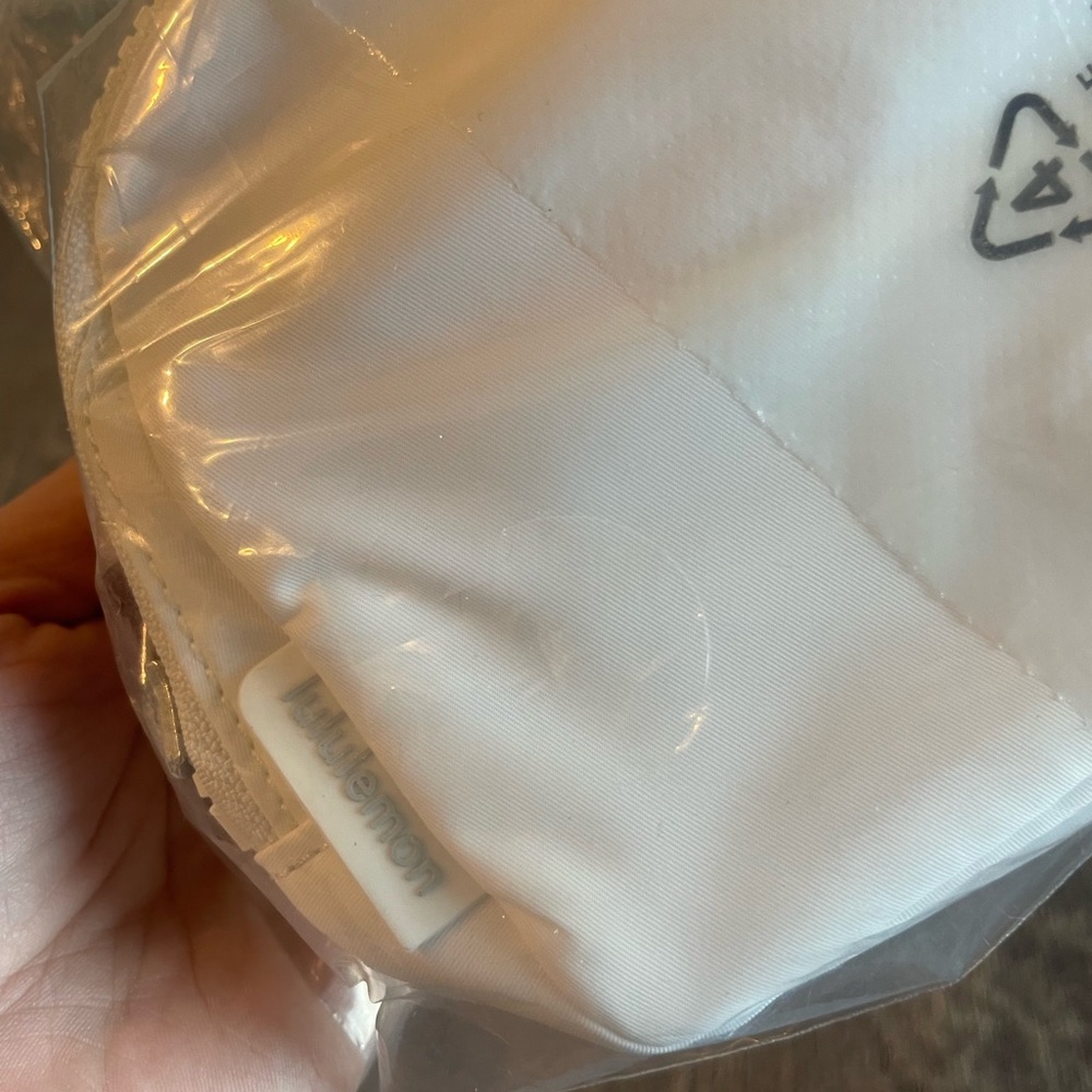 NWT Lululemon White Belt Bag - Picture 5 of 5